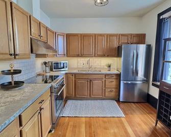 Fully-furnished Modern Apartment / Executive Suite in Heart of Town - Big Timber - Cocina