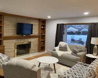 Newly Remodeled Brick Home with wall Sculptures by the Airport - Des Moines - Living room