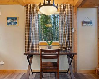 Cozy Couples cabin, hikers delight, epic Mountain View - Bigfork - Dining room