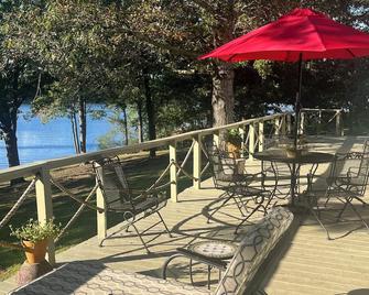 Lakefront Retreat-Fishing/Gameroom twitty Time - Monroe - Balkon