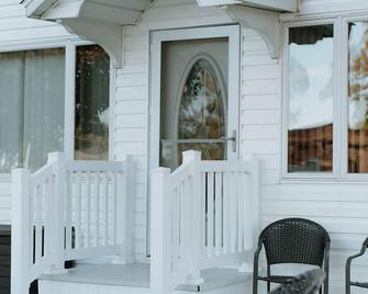 The White House! Prime Location Bay & River Views Bay City, MI - Bay City - Patio