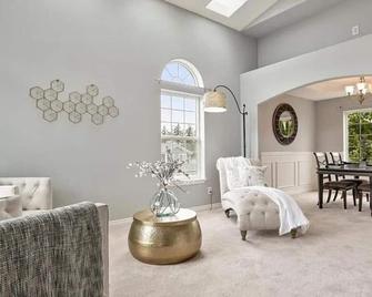 Fully Furnished charming 4-bedroom house in enchanting Marysville with WiFi - Marysville - Living room