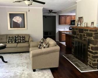 Relaxing weekend getaway! - Piney Point - Sala de estar