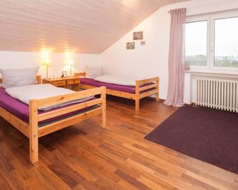 Moderne Ferienwohnung in der Natur - 3 Schlafzimmer & 1,5 Bäder - Markdorf - Bedroom