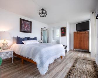 Beautiful Waneta Lake Front Cottage! Kayaks! Wine Country Flx - Dundee - Habitación