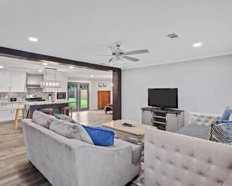 3 Bedroom House in Lake Charles - Lake Charles - Living room