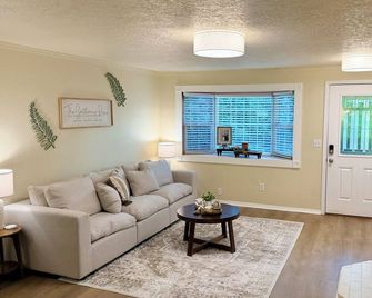 The Gathering Place 3br + Game Room - Keizer - Living room