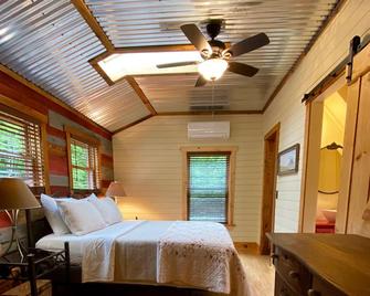 Creekside Cabin, located just minutes from Blowing Rock! - Lenoir - Bedroom