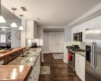 Historic Biltmore Area Renovated Condo - Asheville - Küche