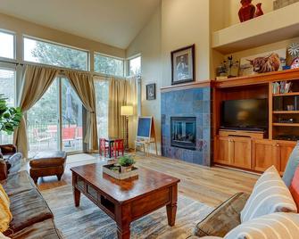 Retreat On The Butte: On The Creek Luxury, Town Home With Hot Tub - Редмонд - Вітальня
