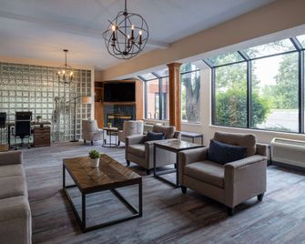 Days Inn & Suites by Wyndham Madison - Madison - Sala de estar