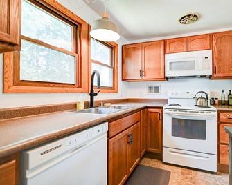 Clean and spacioius flat in great location near Epic and downtown Verona! - Verona - Kitchen