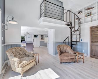 Multi-Family House with Pool - 6 Blocks to Beach - Spring Lake - Living room