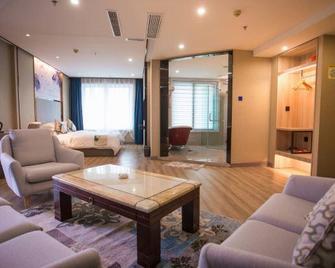Crowne International Business Hotel - Shiyan - Living room