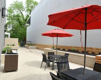 TownePlace Suites by Marriott Lawrence Downtown - Lawrence - Patio