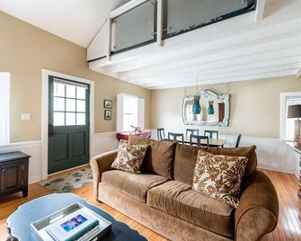 Charming Lofted Cottage w/ King Bed and Easy Parking by Lucky Savannah - Savannah - Living room