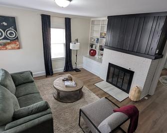 Bright & Spacious on William St. - Champaign - Living room