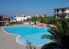 Appartment with communal swimming pool, perfect for couples - Scalea - Alberca