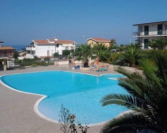 Appartment with communal swimming pool, perfect for couples - Scalea - Pool