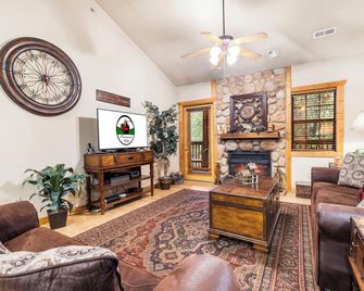 Lovely Log Cabin with Whirlpool Tub in Branson Theatre District - Branson - Wohnzimmer