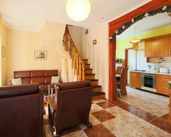 Beautiful private villa for 8 guests with WIFI, TV, patio, pets allowed and parking - Kőröshegy - Sala de estar