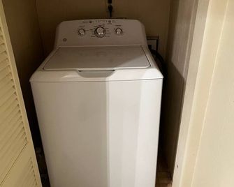 Cozy and clean 2-bedroom house in welcoming Borger with AC - Borger - Laundry facility