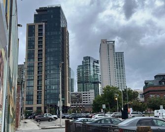 Steps from the Harbor: Stylish 2-bedroom Little Italy stay, walk everywhere - Baltimore