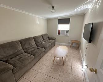 Charming 3 Bedroom Workers Accommodation - Grafton - Living room