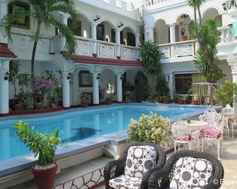 White Castle Resort & Hotel - Calatagan - Pool
