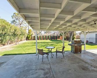 BFL Airport Casita, 2 bed 1 bath Great backyard! Wifi & A/C! - Bakersfield - Patio