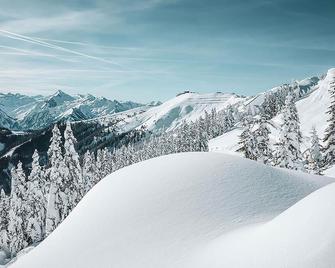 Serviced Luxury Chalet Evi, Ski-in Ski-out - Kaprun
