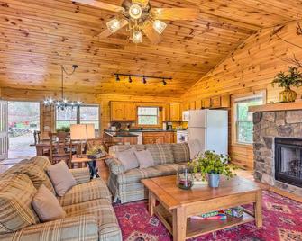 Peaceful Smoky Mountain Cabin with Deck and Fire Pit! - Waynesville - Living room