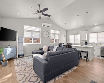 PNW ~ Bayview Bigfoot steps to Lake Pend Oreille/Hot Tub - Bayview - Living room