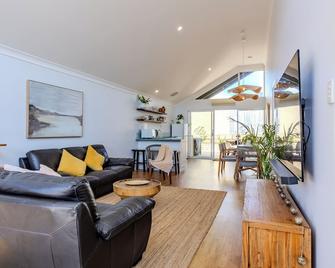 Albany Bayside by the BnB Collection - Albany - Living room