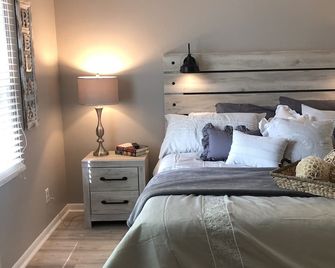 'summer Breeze' Lakeside Condo - Walk To Town & Marina + Pool - New Buffalo - Schlafzimmer