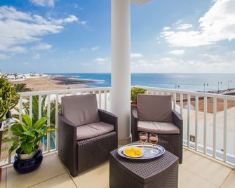 Wake up with the sea! Enjoy private pool! - Arrecife - Balcón