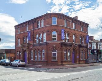 Pillo Rooms Serviced Apartments - Salford - Manchester - Building
