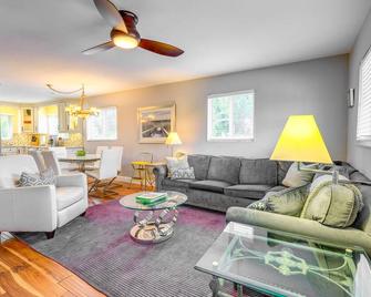 Cozy Singer Island Condo: Walk to Beach & Marina! - Riviera Beach - Living room