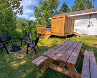 Chalet near Massif and Mont Ste-Anne - Saint-Tite-des-Caps - Patio