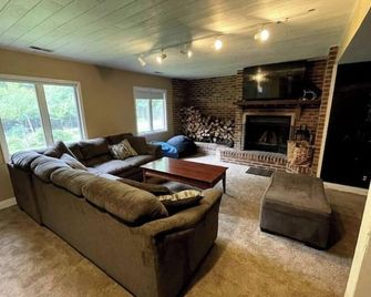 6 Bedrm/3 Bath Spring Retreat, Hot Tub, Fireplace - West Chicago - Pokój dzienny