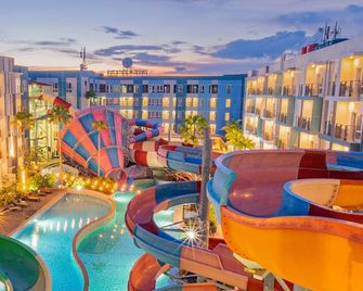 Astara Hotel Balikpapan - Balikpapan - Havuz