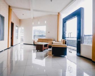 RedDoorz near Taman Rekreasi Selecta - Batu