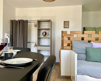 Logement chaleureux et lumineux avec pierres apparentes à l'Étang au Duc - Vannes - Dining room