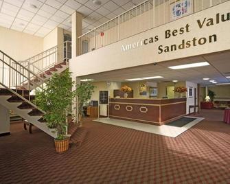 Express Airport Inn - Sandston - Front desk