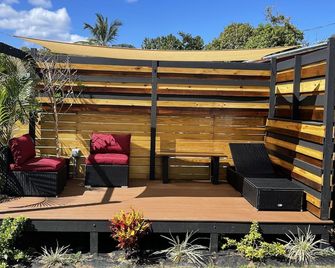 Modern oasis loaded w/amenities! 5-8 mins to the beaches, shops dining & ferries - Saint Thomas Island - Patio