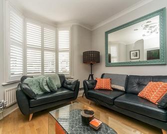 Pass the Keys | Beautifully furnished family home - Teddington - Living room