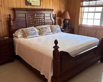 Endless Summer, Cozy Bahamian Cottage - Man O War Cay - Bedroom