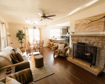 Hot Tub, Fire Pit, Fenced Yard, Fireplace, Country Tranquility 100 Meg Internet - Somerset - Huiskamer