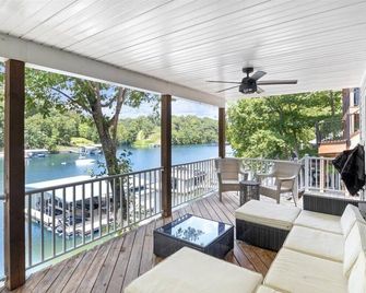 Lakefront & Private dock with boat lift: 7 Hawks LOTO (Lake of the Ozarks) - Eldon - Balcón