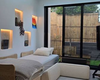Skylit Suite, Desk, Bbq, Free Park, 20 Min Cbd - Bankstown
